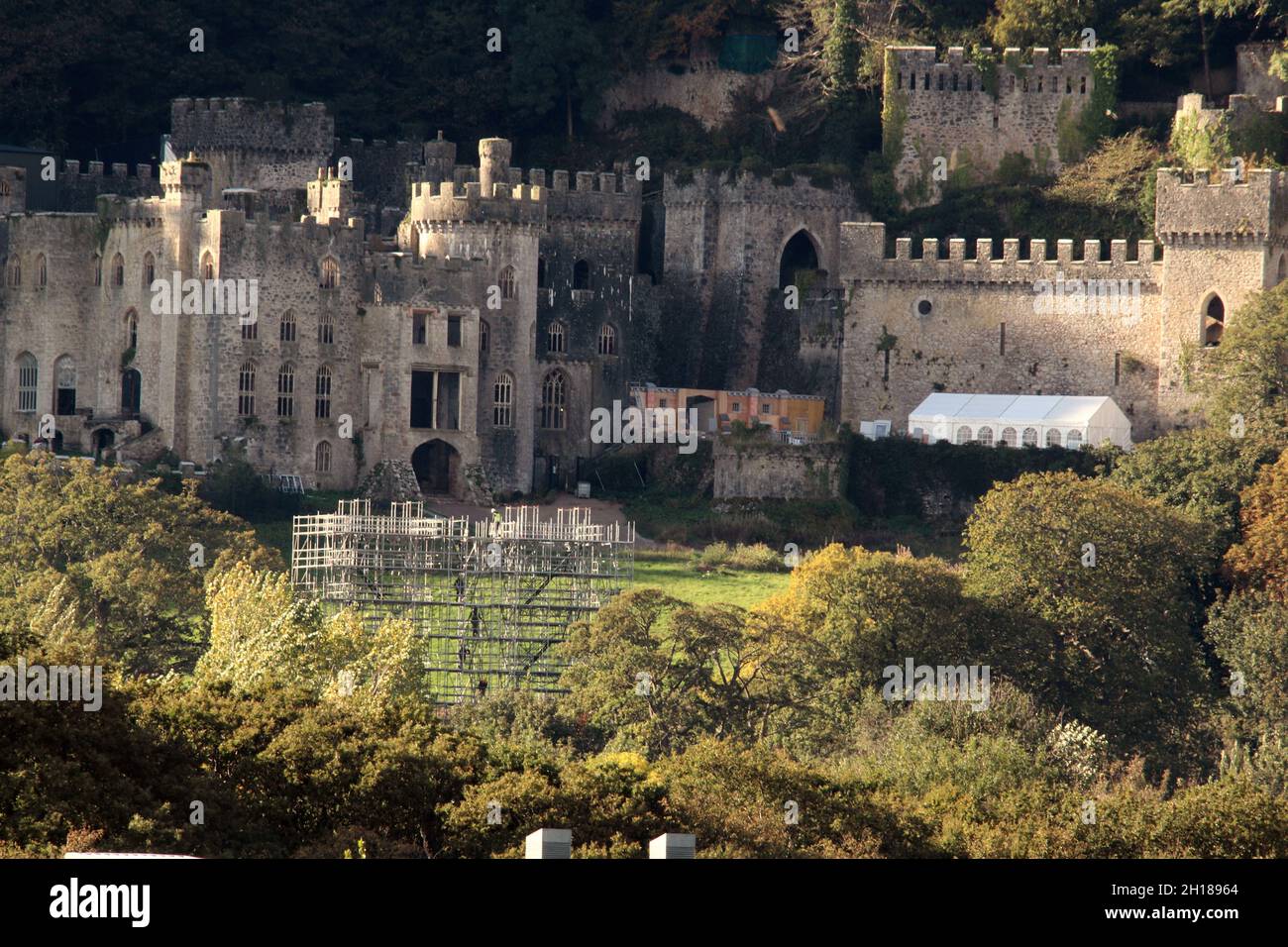 Gwrych Castello di Abergele Galles del Nord. Ultime settimane di costruzione al castello di Gwrych, colpi del castello mostrano una struttura improvvisata che può essere un cespuglio di prova Foto Stock
