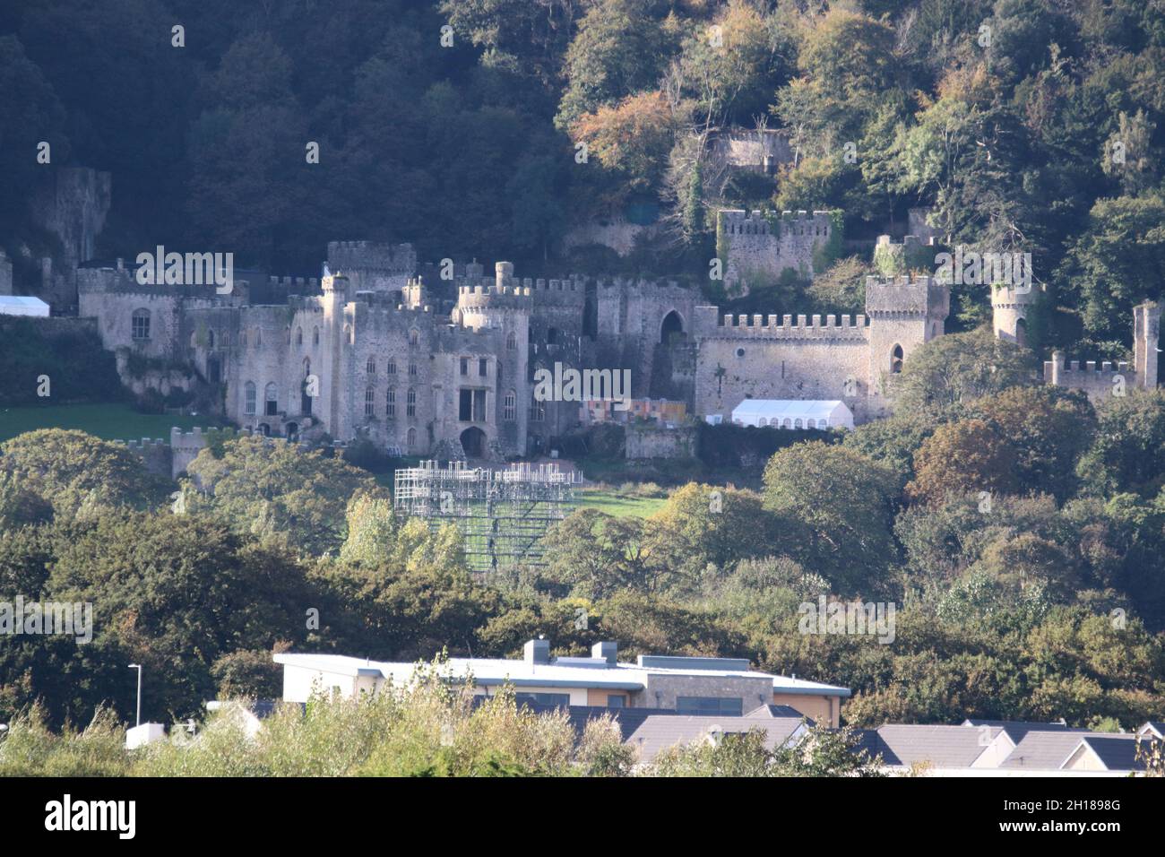 Gwrych Castello di Abergele Galles del Nord. Ultime settimane di costruzione al castello di Gwrych, colpi del castello mostrano una struttura improvvisata che può essere un cespuglio di prova Foto Stock