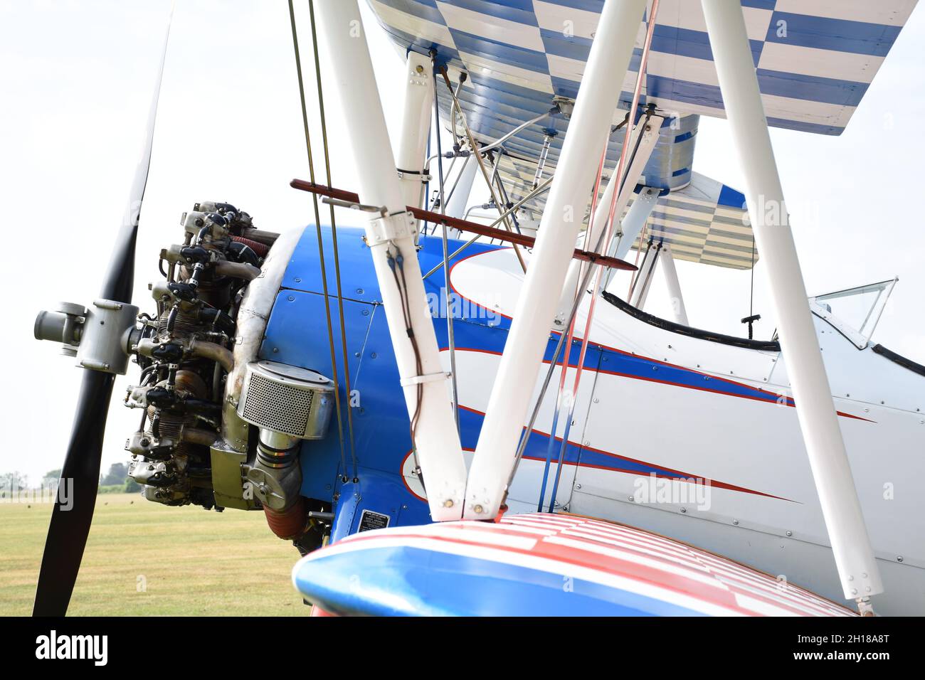 Biplano Boeing Stearman blu e bianco Foto Stock