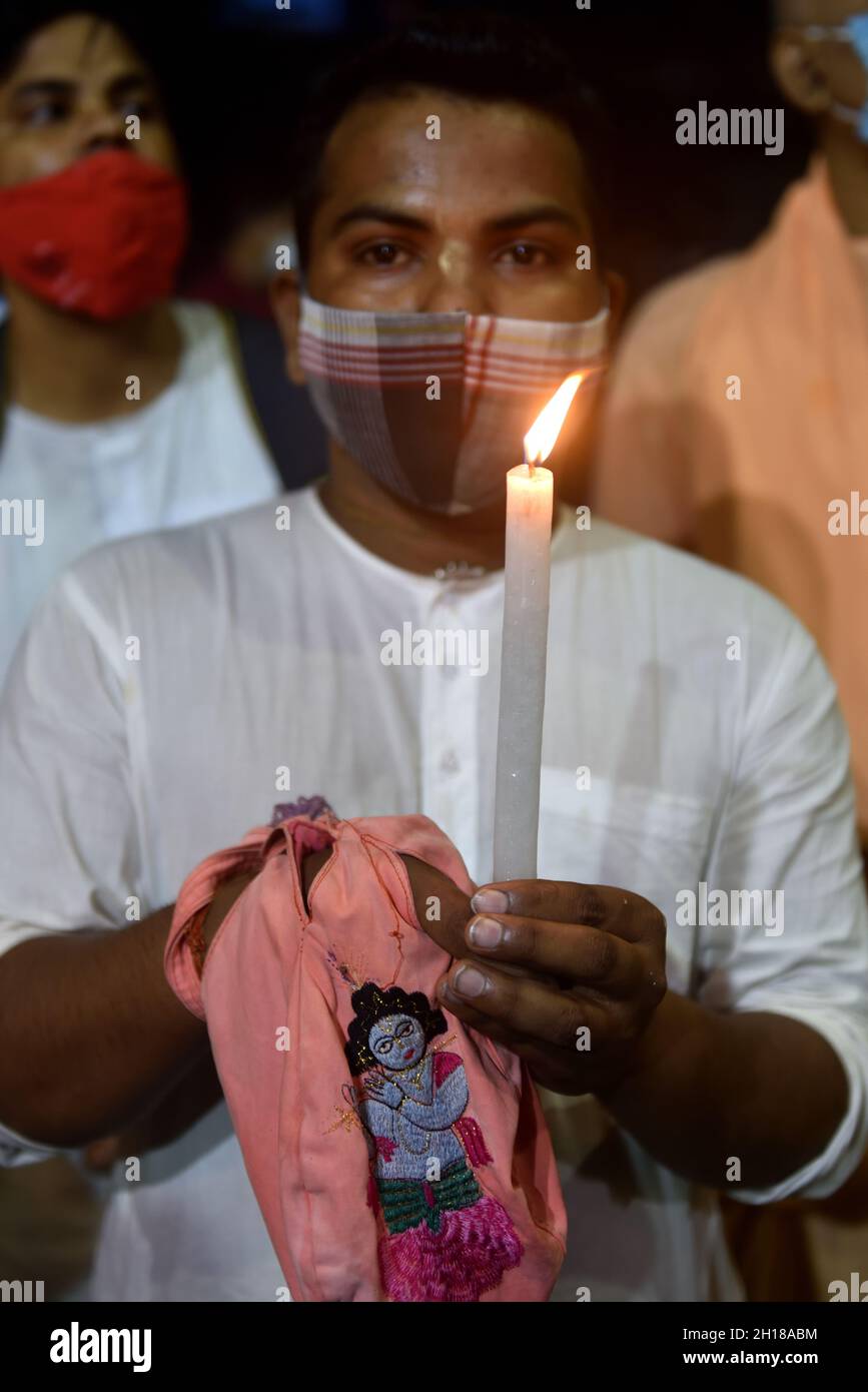 I devoti e i monaci della Società Internazionale per la coscienza di Krishna (ISKON) Kolkata organizzarono un raduno di protesta e marciano all'alta Commissione del Bangladesh. Kolkata ha condannato il brutale incidente che è accaduto recentemente in Bangladesh per gli indù durante la festa di Durga Puja e gli attacchi ai templi e l'uccisione di due devoti indù, diversi templi tra cui ISKON Noakhali sono stati vandalizzati da mob musulmani. L'attacco al tempio ISKCON a Noakhali ha sconvolto la comunità indù. (Foto di Sukhomoy Sen/Pacific Press) Foto Stock