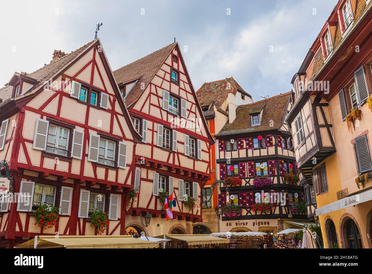 Colmar con le sue tradizionali case a graticcio colorate nella regione dell'Alsazia, in Francia. Colmar è una città e un comune dell'Alto Reno e della G. Foto Stock