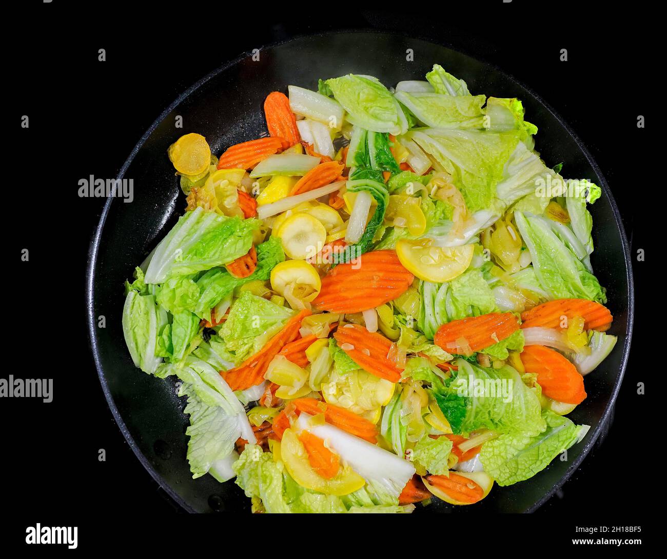 Chiodare di verdure mescolare friggere con carote, cipolle, zucchine e cavolo cinese Foto Stock