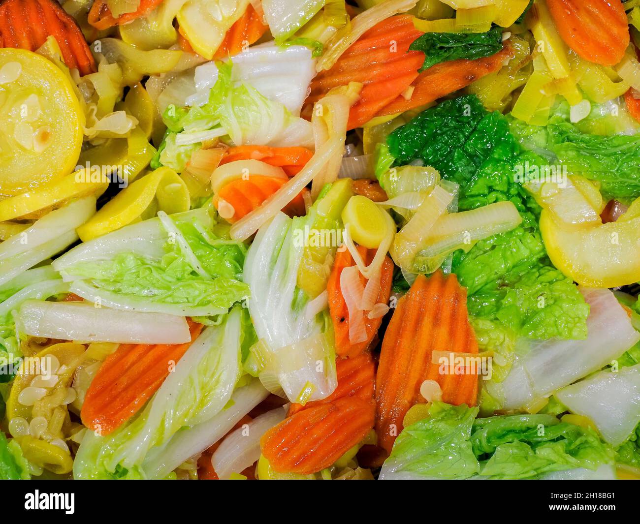 Chiodare di verdure mescolare friggere con carote, cipolle, zucchine e cavolo cinese Foto Stock