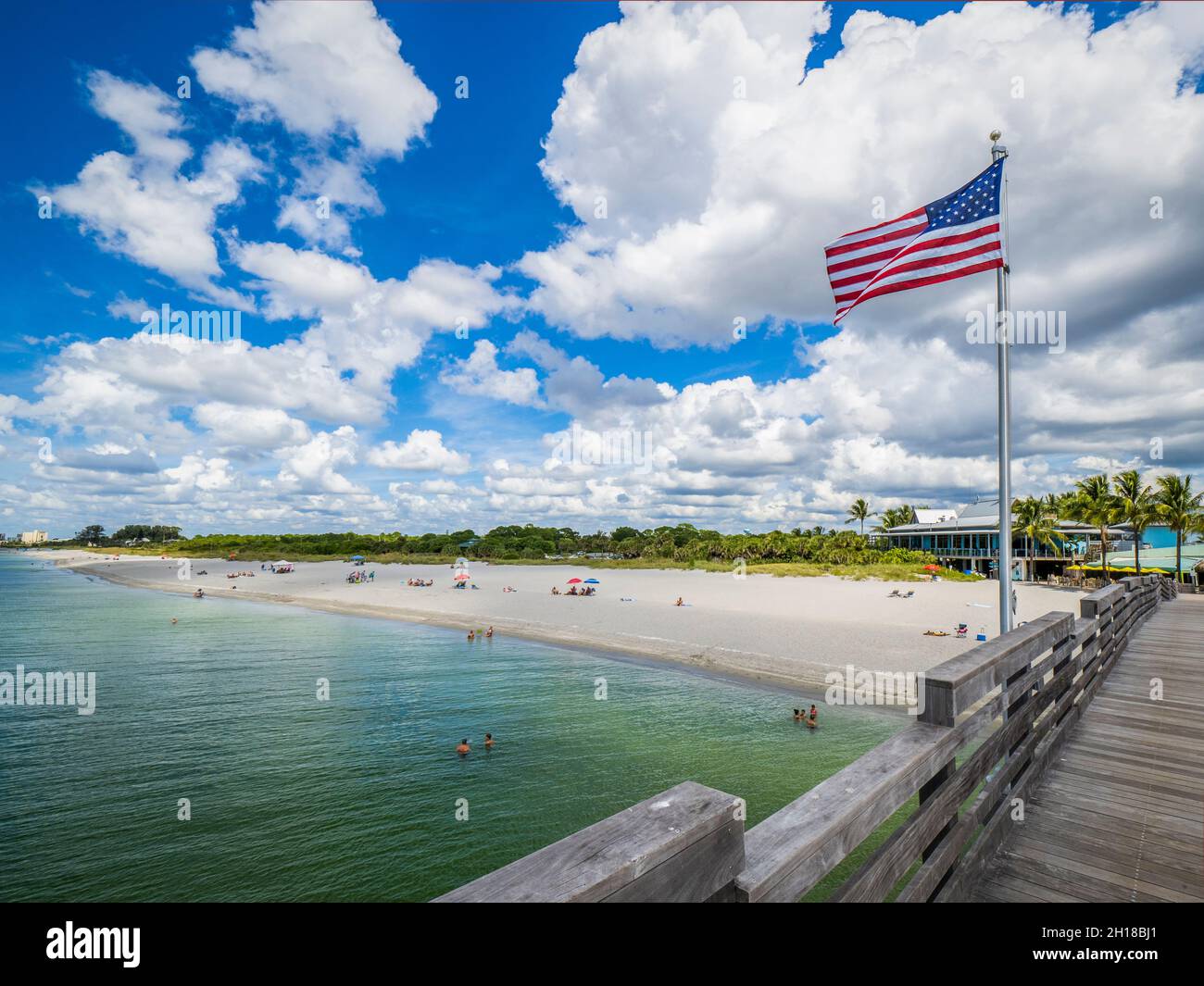 Spiaggia di Venezia sul Golfo del Messico dal molo di Venezia in una giornata estiva con cielo blu e nuvole bianche a Venezia Florida USA Foto Stock