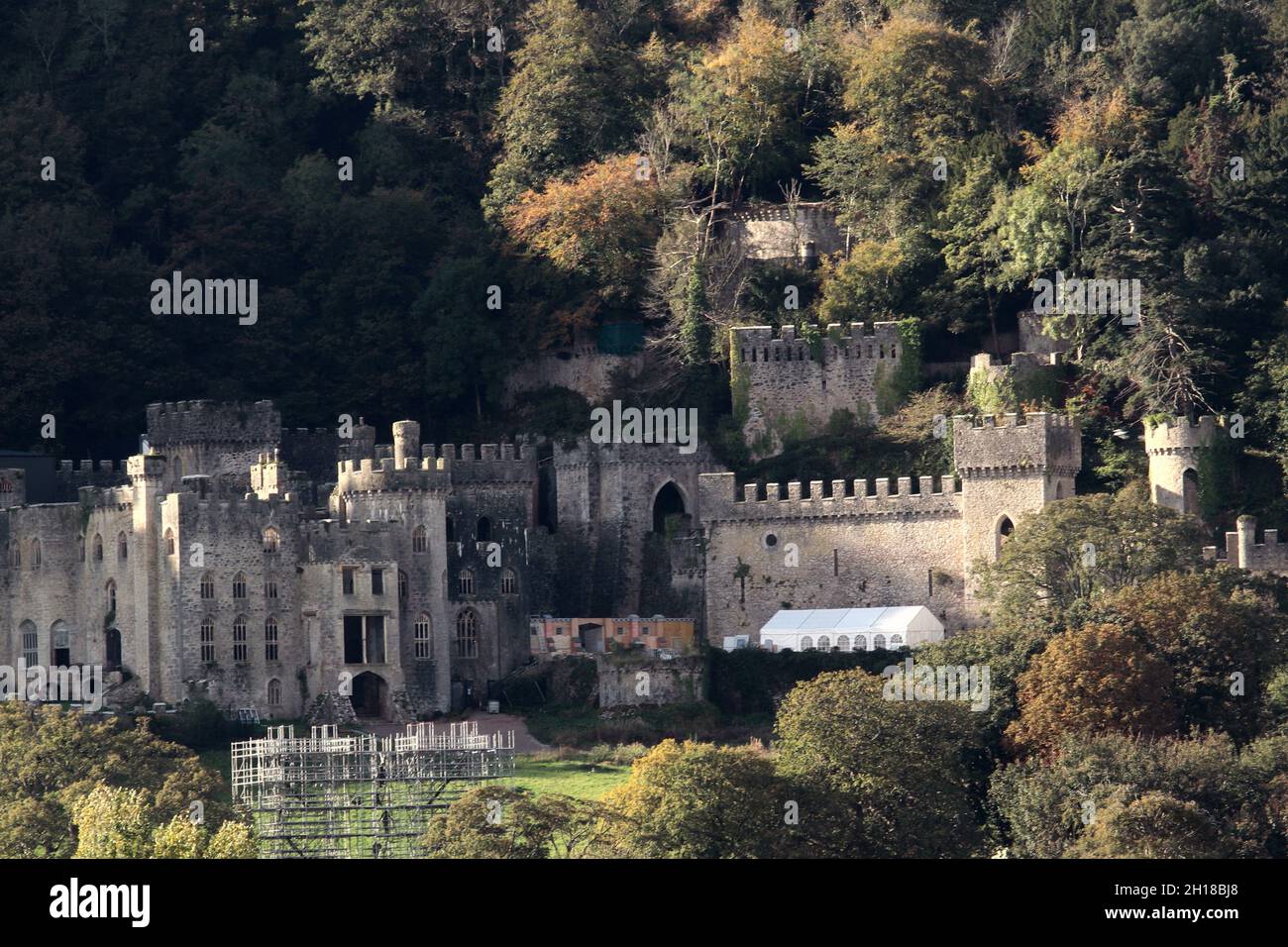 Gwrych Castello di Abergele Galles del Nord. Ultime settimane di costruzione al castello di Gwrych, colpi del castello mostrano una struttura improvvisata che può essere un cespuglio di prova Foto Stock