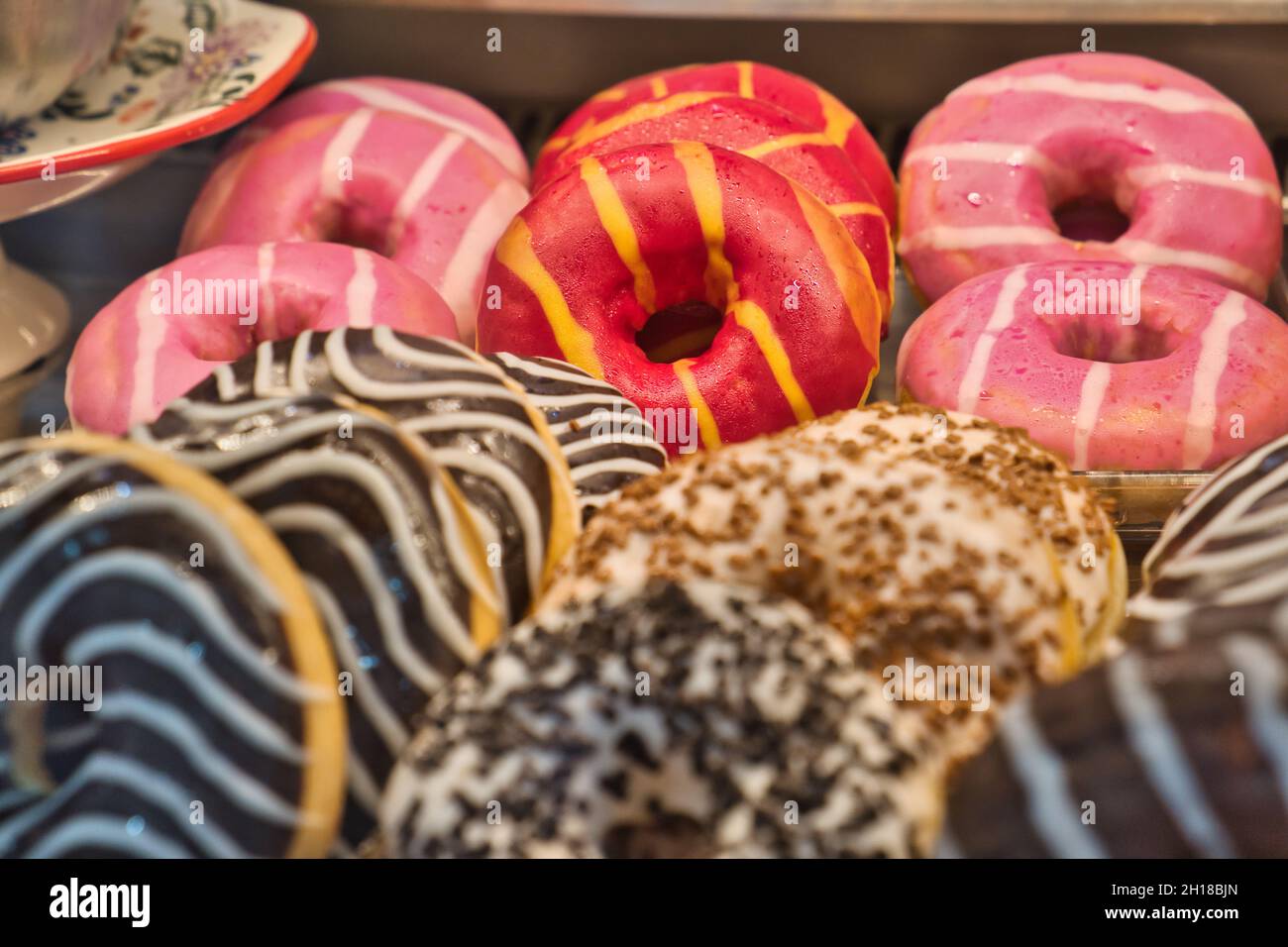 Primo piano di una colorata ciambella in una pasticceria a Palermo Foto Stock