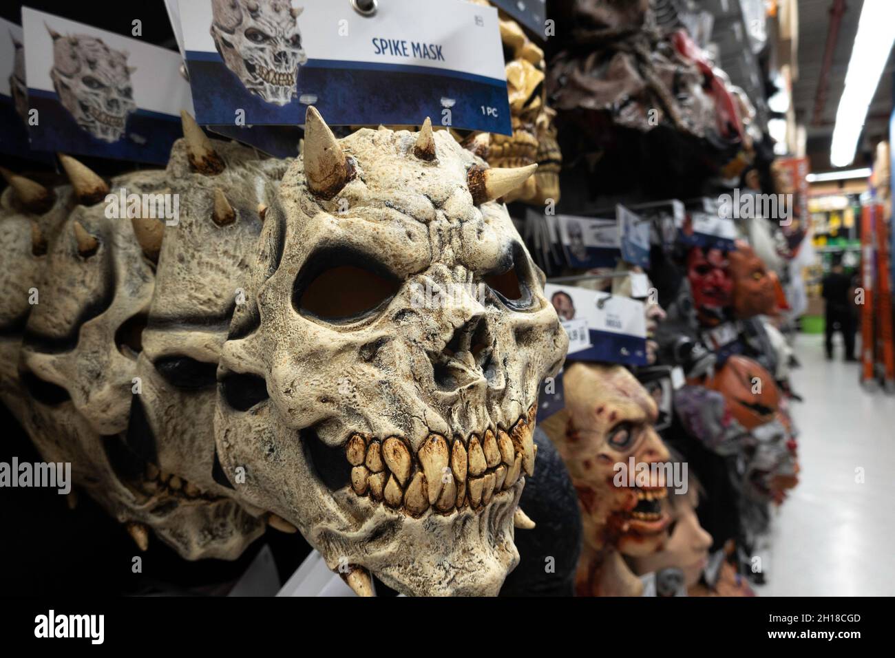 Le maschere di Halloween sono in vendita presso il negozio Party City, NYC, USA 2021 Foto Stock