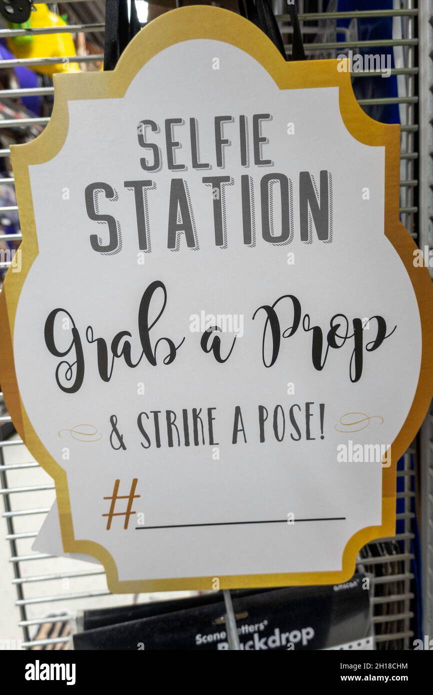 Cartello con la stazione dei selfie a Party City, NYC, USA Foto Stock