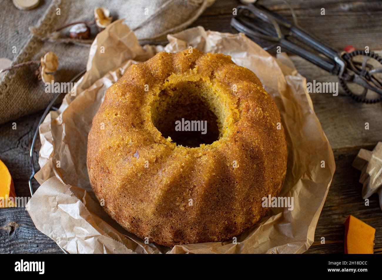 Torta Bundt appena sfornata con noci e zucca hokkaido per la stagione autunnale e invernale su tavola di legno dall'alto Foto Stock