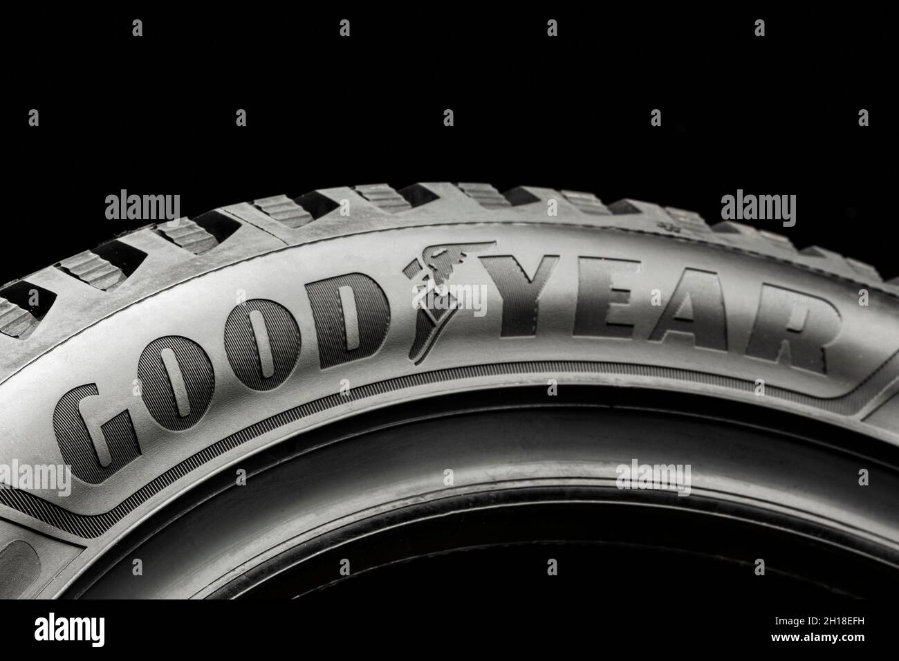 Krasnoyarsk, 15 settembre 2021: Logo goodyear sulla parete laterale dello pneumatico. Foto Stock
