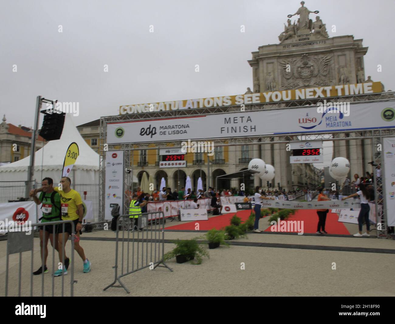 17 ottobre 2021, Lisboa, Portogallo, USA: EDP maratona di Lisbona. 17 ottobre 2021, Lisbona, Portogallo: L'etiope Andualem Shiferaw ha vinto la maratona EDP di Lisbona domenica (27), ripetendo il trionfo raggiunto nel 2019 e rompendo ancora una volta il record di gara, ora con il tempo e 2:05.52 ore. In una gara che non si è svolta nel 2020 a causa della pandemia del covid-19, Shiferaw ha vinto ancora una volta la gara di Lisbona, avendo coperto 42.195 chilometri al di sotto delle 2:06.00 ore stabilite due anni fa, quando ha anche rotto il record. Il keniano Osea Kiplimo finì secondo con 2:07.39 ore, mentre l'etiope Adane Amsalu lo era Foto Stock
