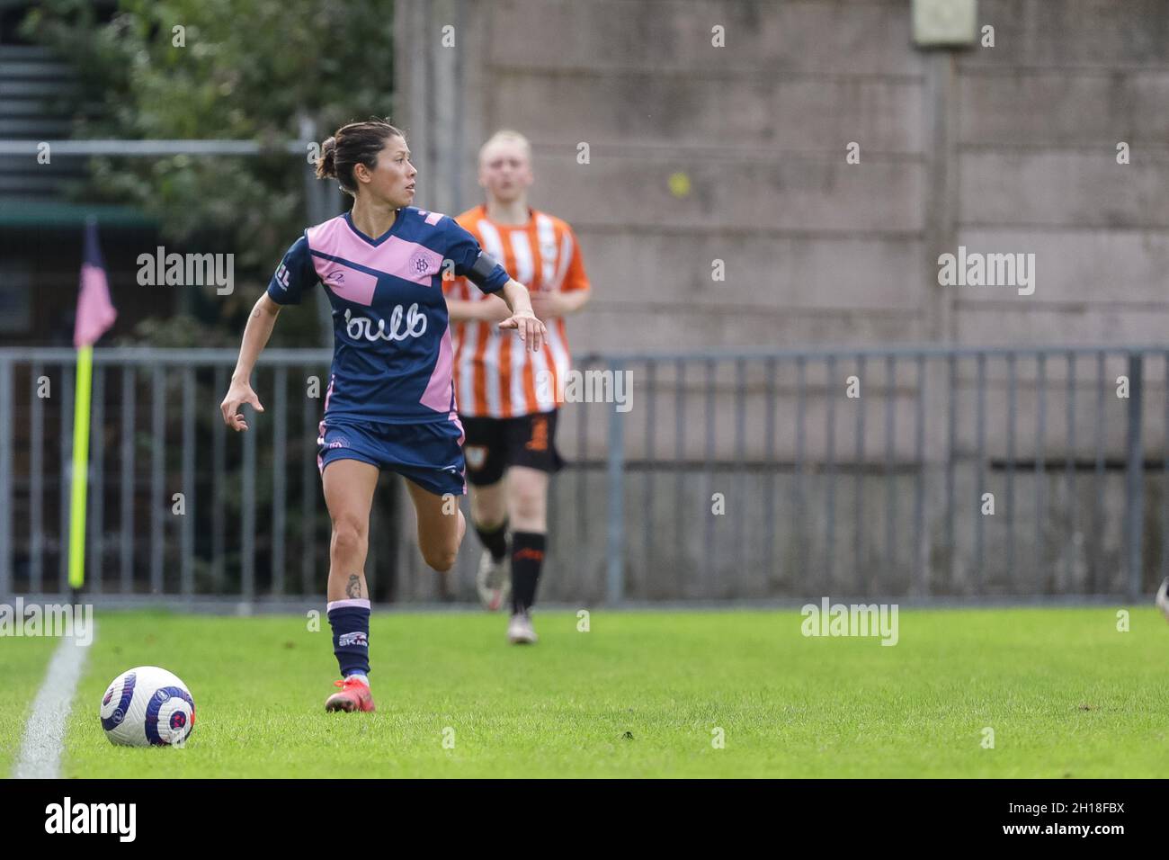 Londra, Regno Unito. 17 ottobre 2021. Londra, Inghilterra, 17 ottobre 20 Lucy Monkman (14 Dulwich Hamlet) in azione al London and South East Regional Womens Premier game tra Dulwich Hamlet e Ashford a Champion Hill a Londra, Inghilterra. Liam Asman/SPP Credit: SPP Sport Press Photo. /Alamy Live News Foto Stock