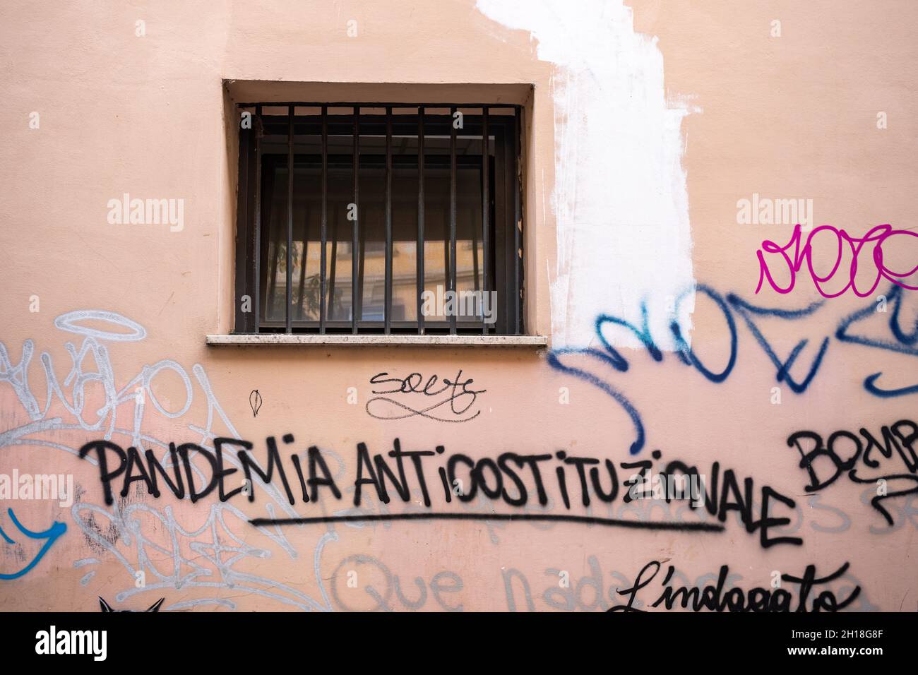 Pandemia Anticostituzionale. Scrittura sul muro nel quartiere di Trastevere di Roma. Foto Stock