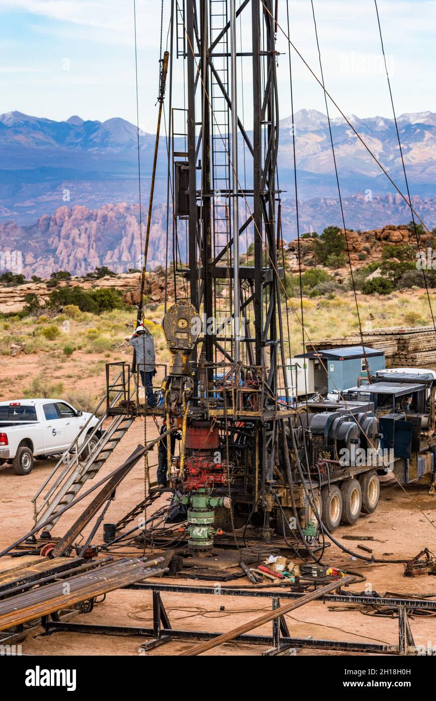 Il personale addetto al servizio del pozzo su un'unità di traino o un banco di lavoro lavora su un pozzo petrolifero nello Utah. Foto Stock