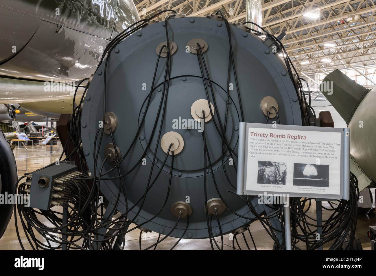 Una replica inerte della Trinity Bomb, il primo dispositivo nucleare ad essere detonato, 16 luglio 1945 in New Mexico. Foto Stock