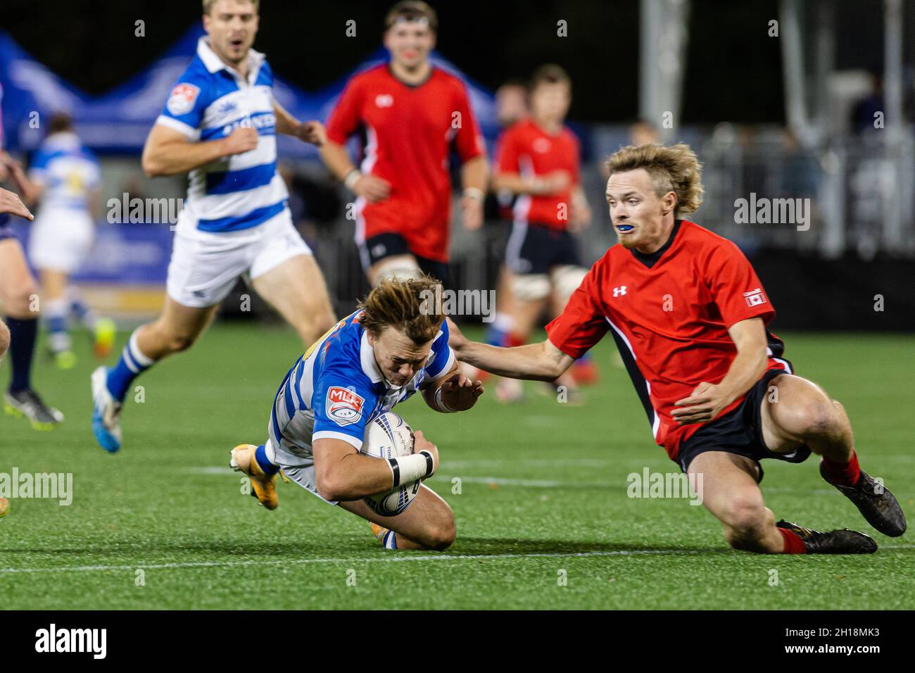 Toronto, Canada, 16 ottobre 2021: Andrew Norton (blu-bianco) di Toronto Arrows segna il suo secondo tentativo durante il Rugby Rally match contro Atlantic Selects allo York Stadium di Toronto, Canada. Toronto Arrows sconfitta Alantic seleziona con il punteggio 57-10 Foto Stock