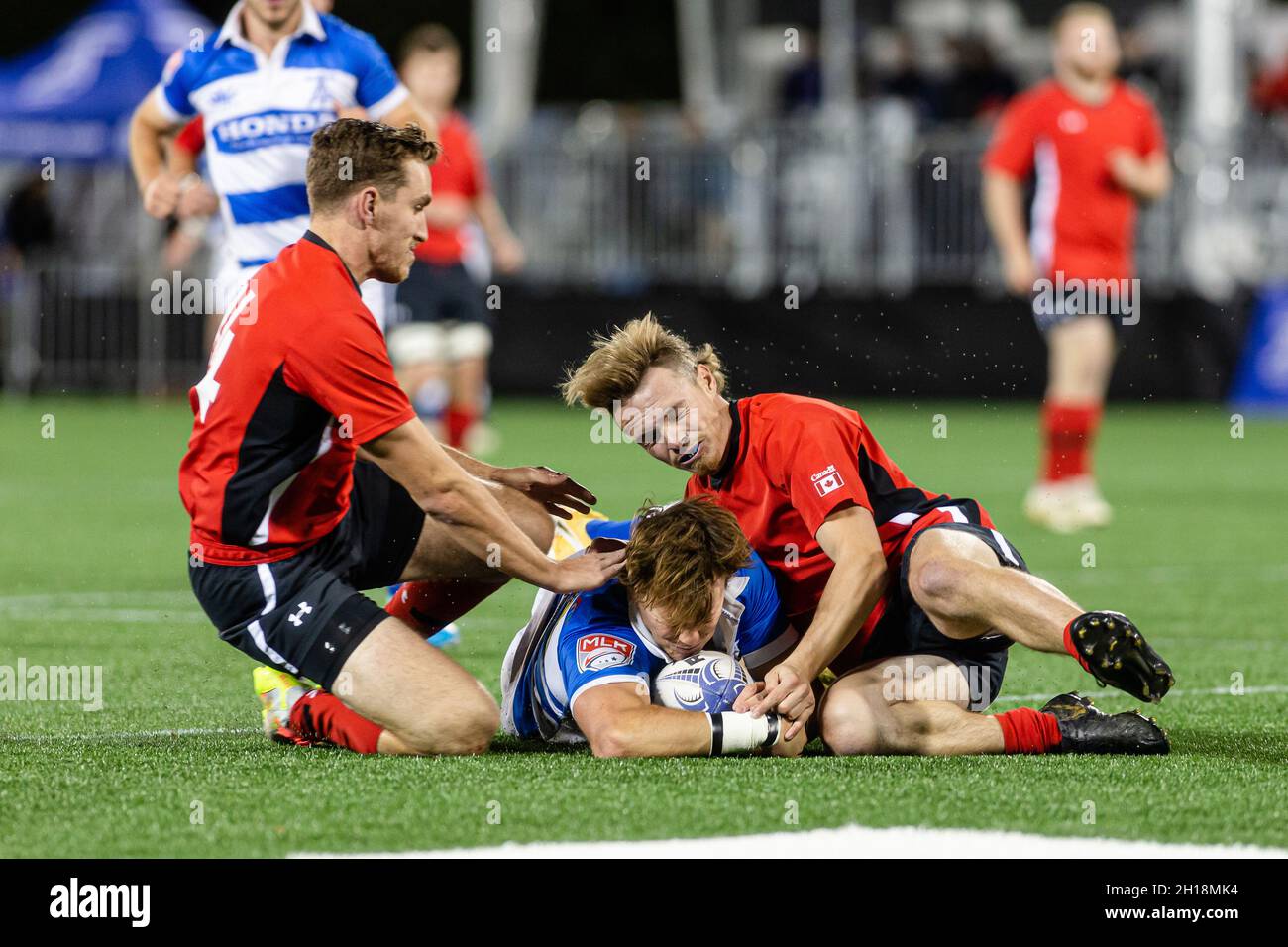 Toronto, Canada, 16 ottobre 2021: Andrew Norton (blu-bianco) di Toronto Arrows segna il suo secondo tentativo durante il Rugby Rally match contro Atlantic Selects allo York Stadium di Toronto, Canada. Toronto Arrows sconfitta Alantic seleziona con il punteggio 57-10 Foto Stock