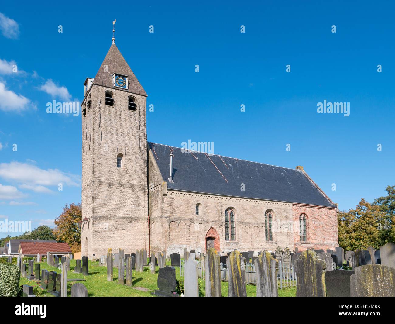 Saint Agathachurch e cantiere nel villaggio di Oudega, Alde Feanen, Frisia, Paesi Bassi Foto Stock