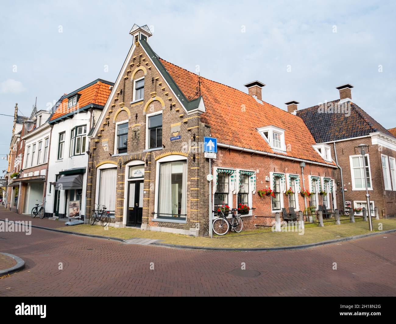 Scena di strada di Hoogend e Grootzand nel centro storico della città di Sneek, Snits a Friesland, Paesi Bassi Foto Stock