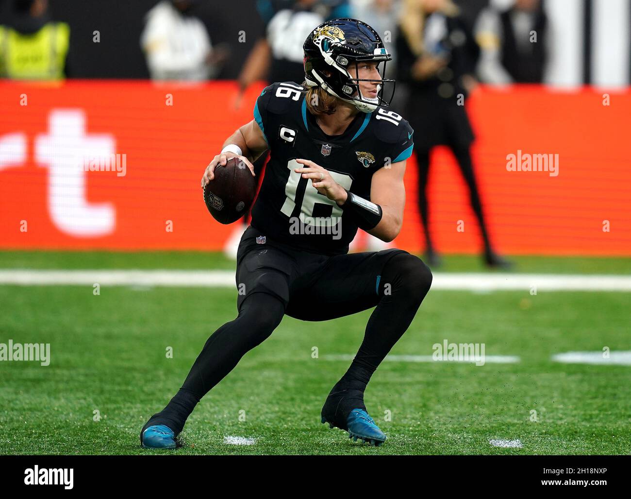 Jacksonville Jaguars quarto Trevor Lawrence in azione durante la partita che fa parte della NFL London Games al Tottenham Hotspur Stadium di Londra. Data foto: Domenica 17 ottobre 2021. Foto Stock