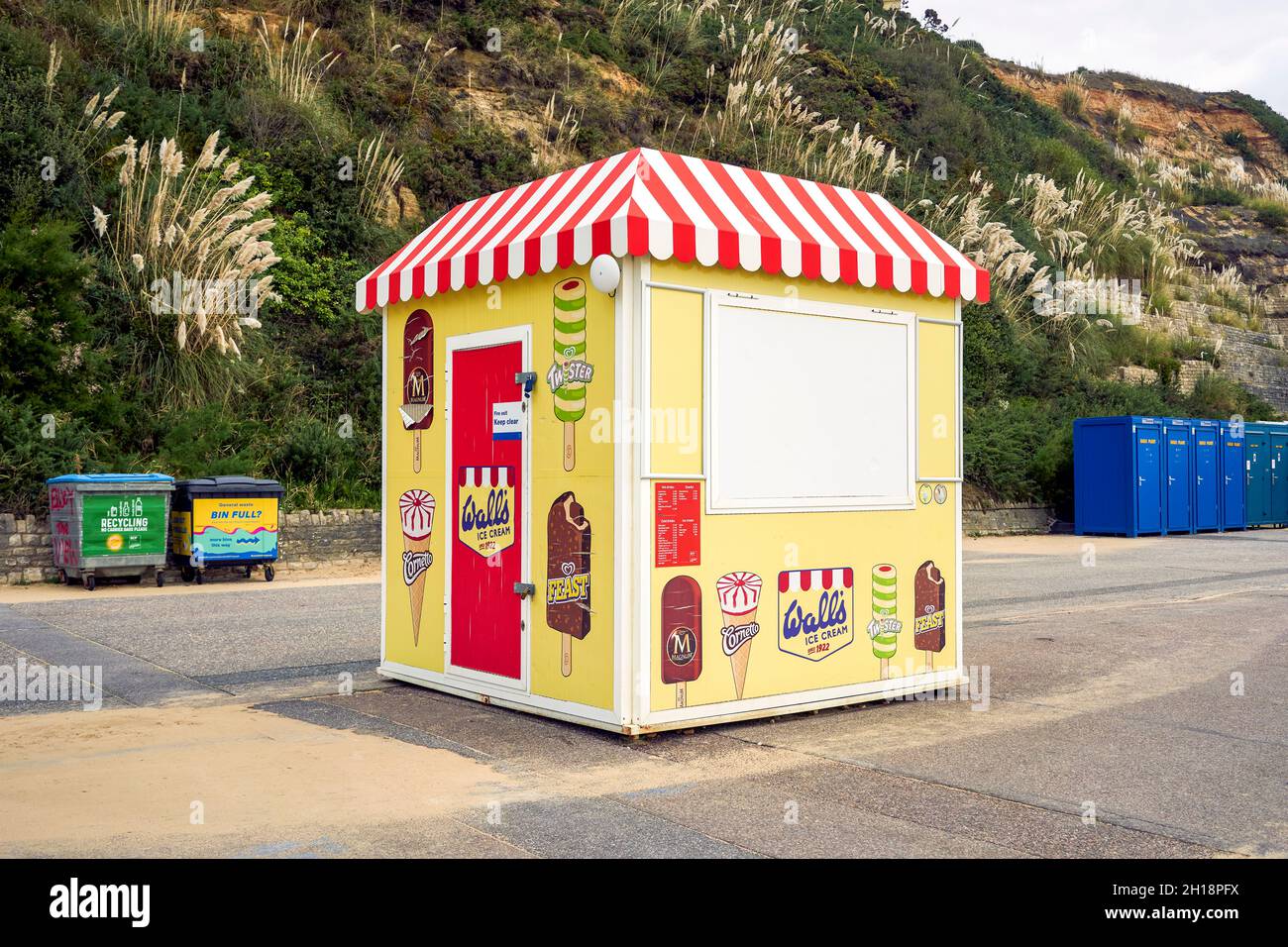 Chiosco per la vendita di gelato al mare specializzato in prodotti per pareti Foto Stock