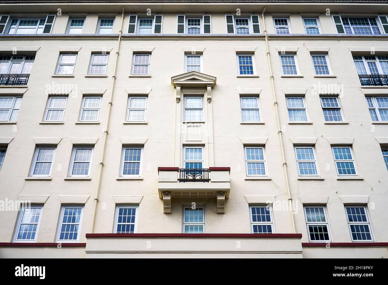 Grande edificio di appartamenti con finestre multiple e balcone singolo Foto Stock