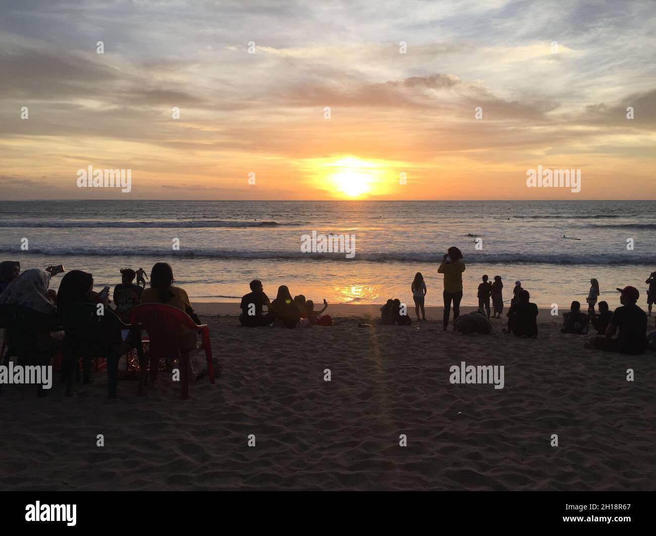 Bali, Indonesia. 01 ottobre 2017. Tramonto alla famosa spiaggia di Kuta al largo di Corona. Prima della pandemia, il paradiso delle vacanze ha attirato milioni di ospiti da tutto il mondo. L'isola spera che il turismo ricominci presto. Credit: Carola Frentzen/dpa/Alamy Live News Foto Stock