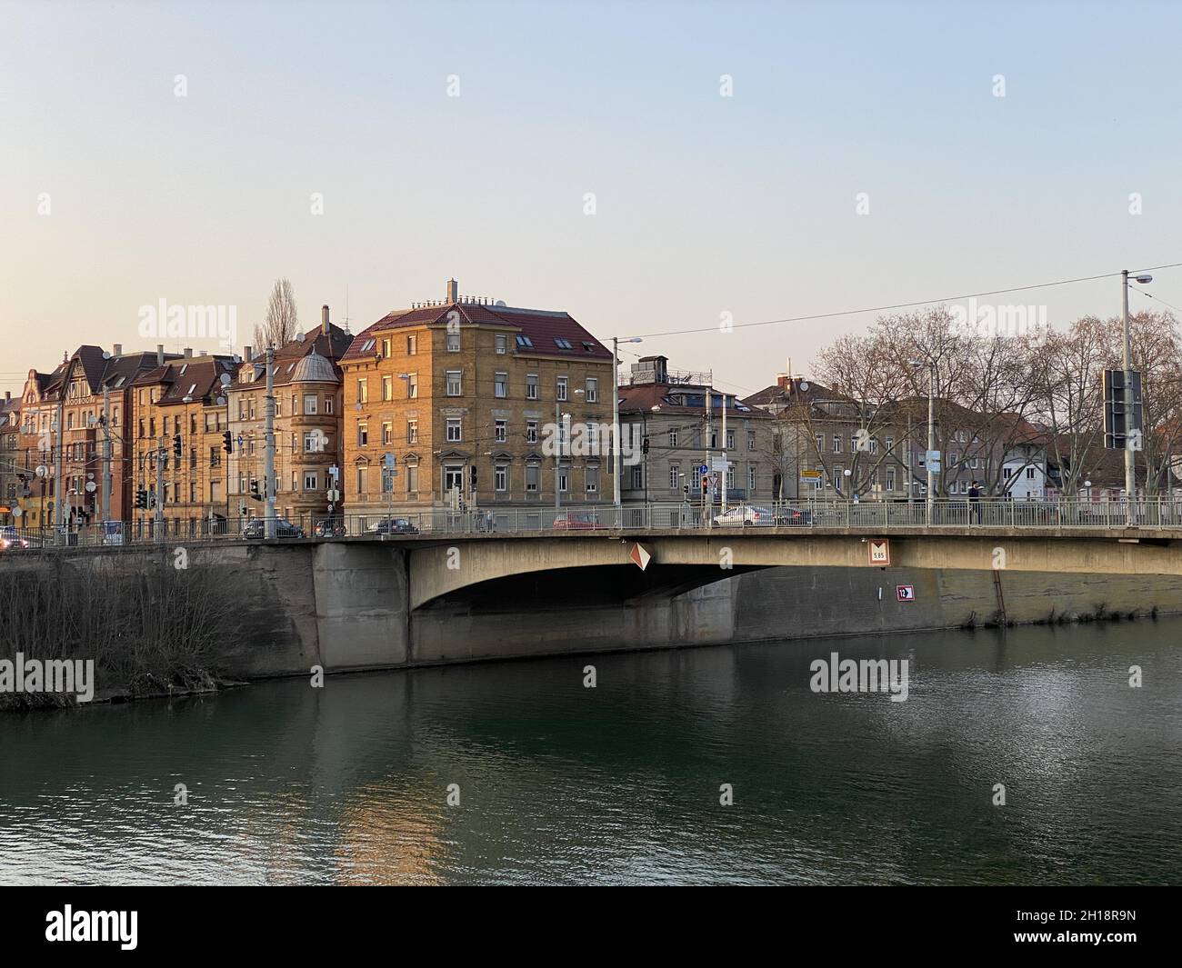 STOCCARDA, GERMANIA - Mar 28, 2020: Una splendida vista sul fiume Neckar e sulle incantevoli strade della città vecchia; il Neckarbrucke all'ora d'oro; Stoccarda Bad CA Foto Stock
