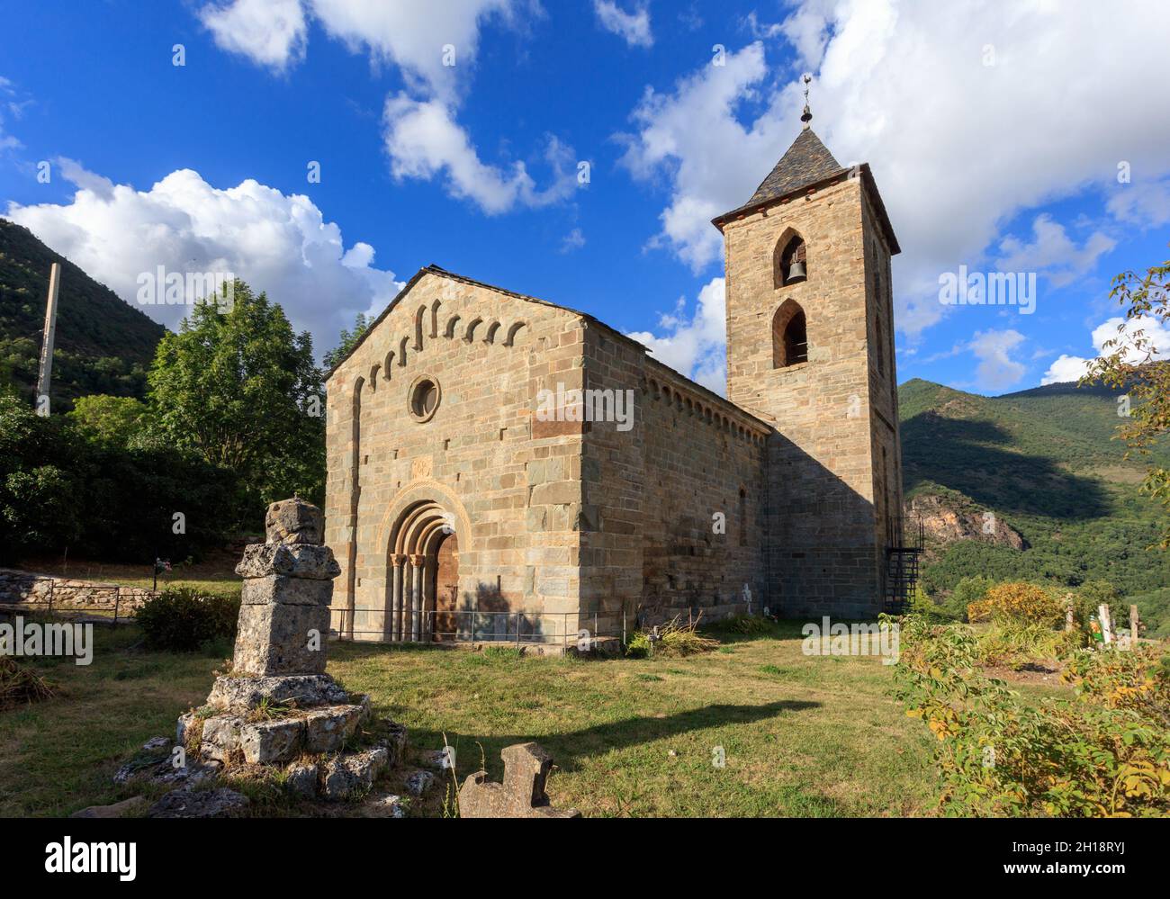 La chiesa romanica di Asuncion de Coll nella Valle del Boi è un sito patrimonio dell'umanità dell'UNESCO. Catalogna. Spagna. Foto Stock