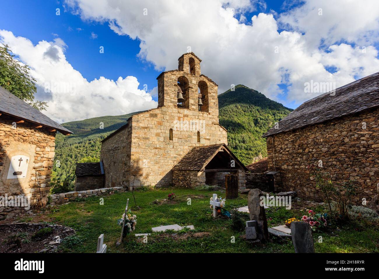 La chiesa romanica di Santa Maria de Cardet nella Valle del Boi è un sito patrimonio dell'umanità dell'UNESCO. Catalogna. Spagna. Foto Stock
