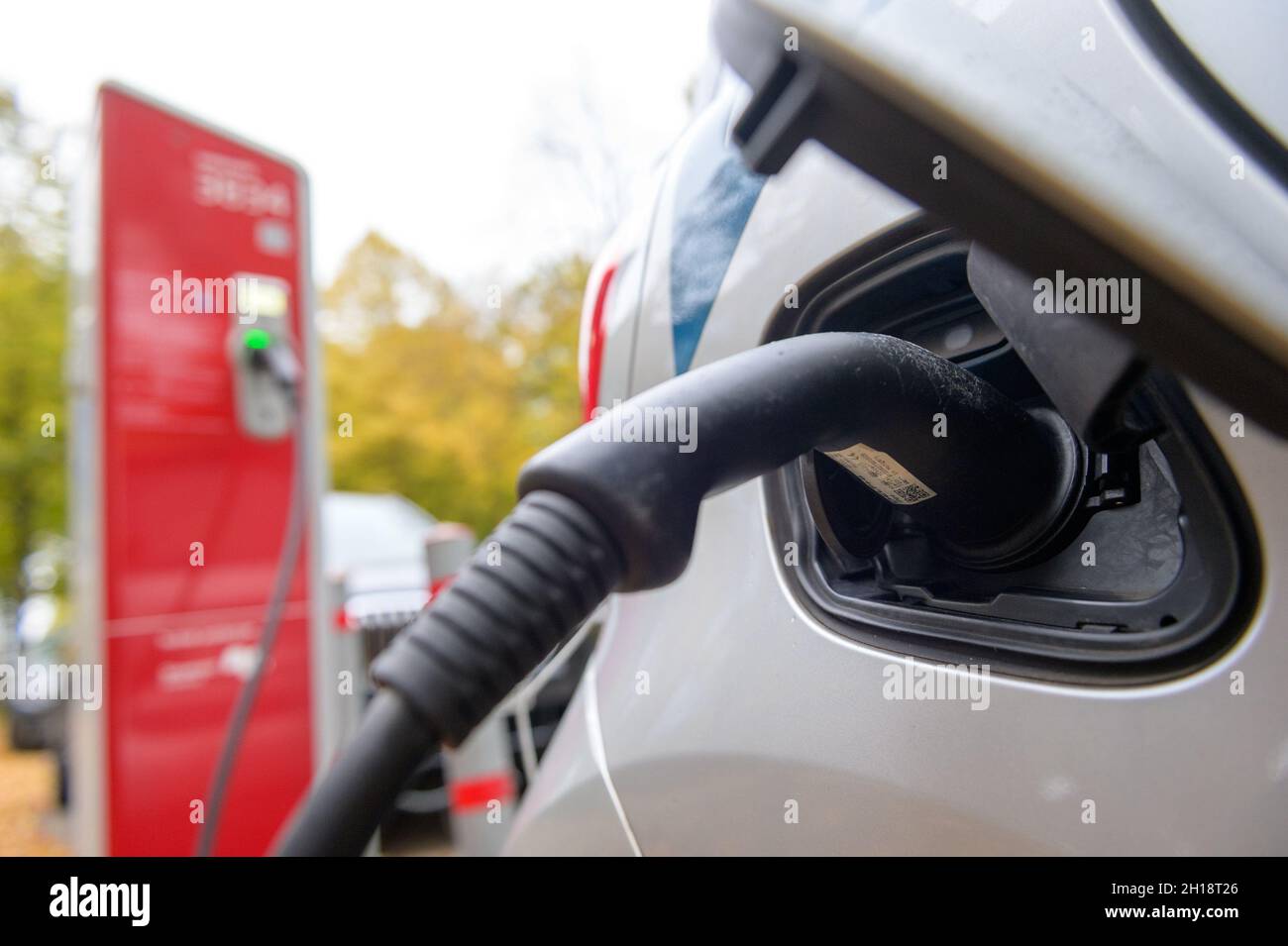 Amburgo, Germania. 17 ottobre 2021. Un cavo di ricarica è collegato a una Smart Car e a una stazione di ricarica pubblica. Entro il 2030, tutti i veicoli della flotta dell'amministrazione di Amburgo dovrebbero essere elettrici. Tuttavia, resta ancora molto da fare prima che ciò accada, dato che finora i veicoli a combustione interna sono stati dominati. E c'è ovviamente bisogno di un'azione in termini di opzioni di ricarica. Credit: Jonas Walzberg/dpa/Alamy Live News Foto Stock