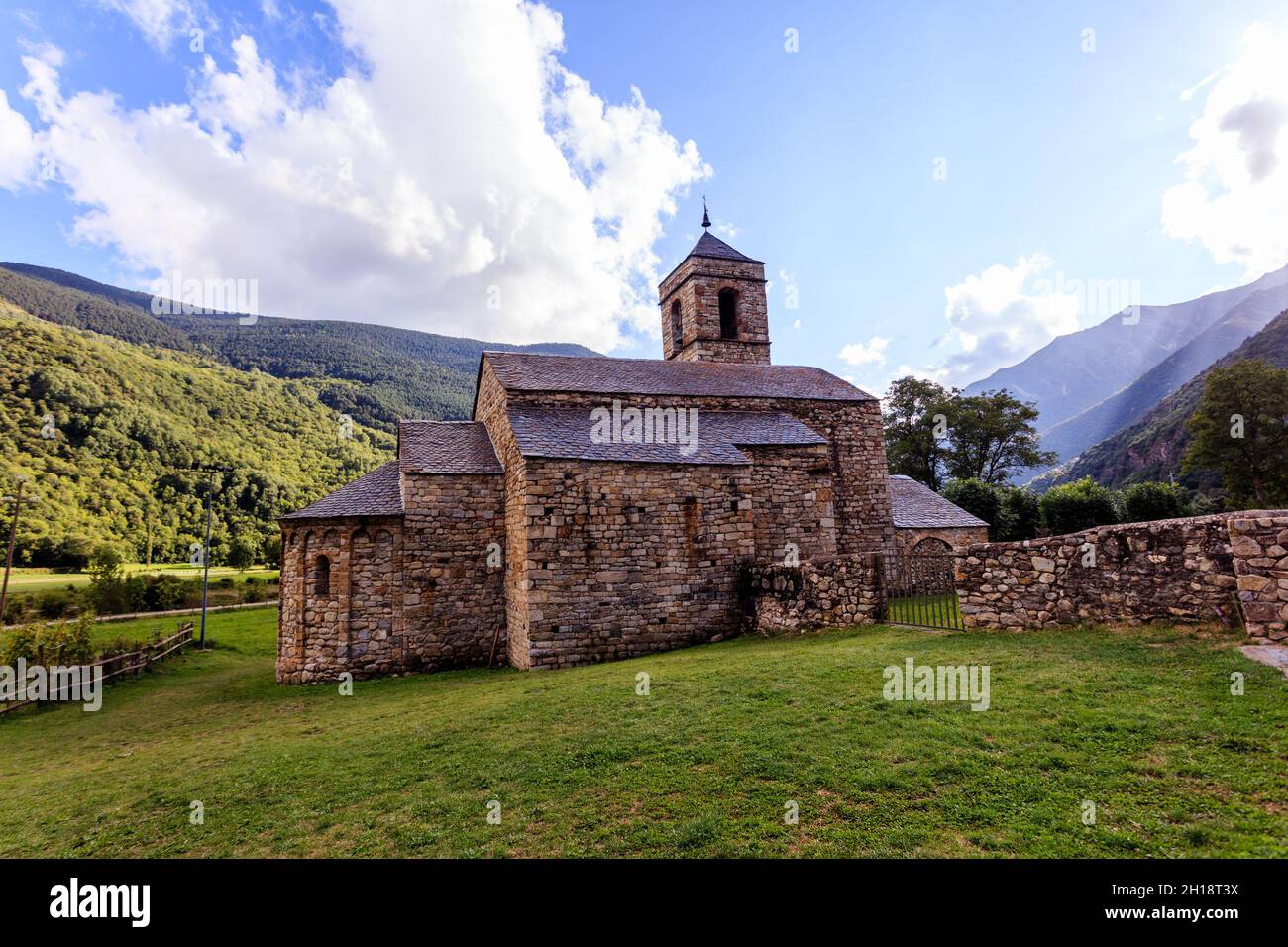 La chiesa romanica di Sant Feliu de Barruera, nella Valle del Boi, è un sito patrimonio dell'umanità dell'UNESCO. Catalogna. Spagna. Foto Stock