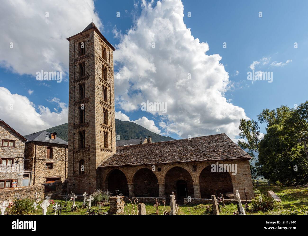 La chiesa romanica di Santa Eulalia nella Valle del Boi è un sito patrimonio dell'umanità dell'UNESCO. Catalogna. Spagna. Foto Stock