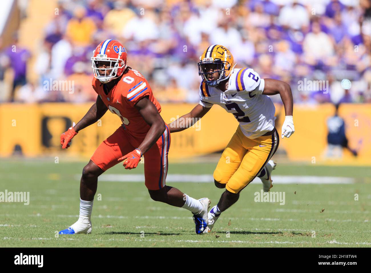 Florida Gators ampio ricevitore Jaa'Quavion Fraziars (0) è difeso da LSU Tigers Cornerback Dwight McGlothern (2), Sabato, 16 ottobre 2021, a Baton Rou Foto Stock