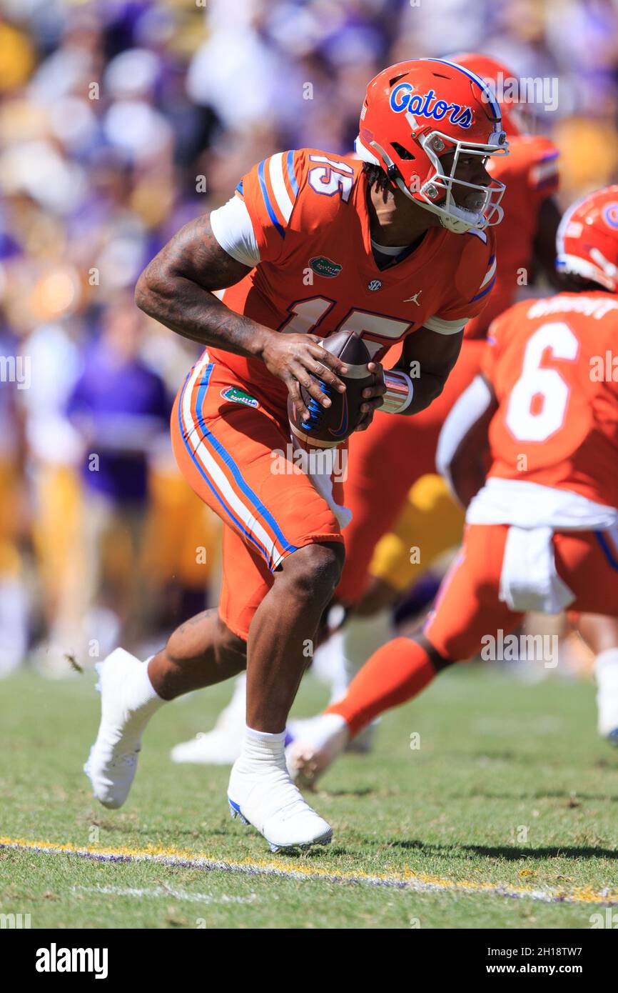 Florida Gators quarterback Anthony Richardson (15) sembra passare contro le Tigers LSU, sabato 16 ottobre 2021, a Baton Rouge, Louisiana. Tigre LSU Foto Stock