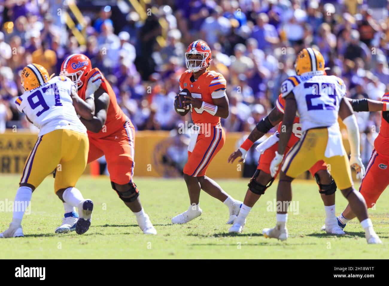 Florida Gators quarterback Anthony Richardson (15) scansiona il campo per passare contro la LSU Tigers difesa, Sabato, 16 ottobre 2021, a Baton Rouge, Lo Foto Stock