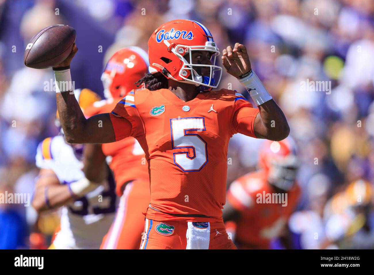 Florida Gators quarterback Emory Jones (5) passa contro le Tigri LSU, sabato 16 ottobre 2021, a Baton Rouge, Louisiana. LSU Tigers ha sconfitto Foto Stock