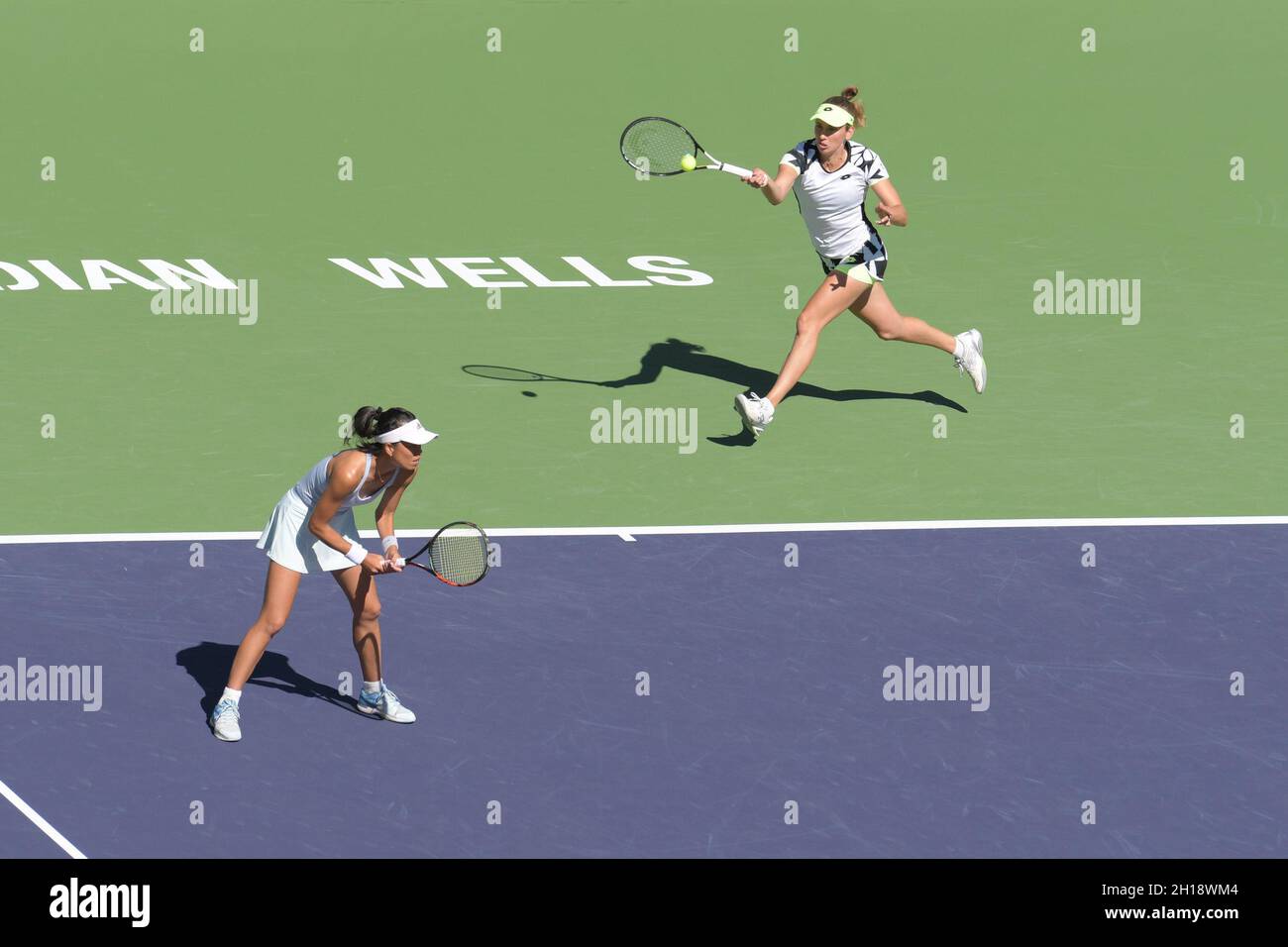 Su-Wei Hsieh (TPE) & Elise Mertens (bel) sconfisse Veronika Kudermetova (RUS) & Elena Rybakina (KAZ) 7-6 (7-1), 6-3, al BNP Paribas Open in corso di disputazione al Indian Wells Tennis Garden di Indian Wells, California, il 16 ottobre 2021: © Karla Kinne/Tennisclix/CSM Foto Stock