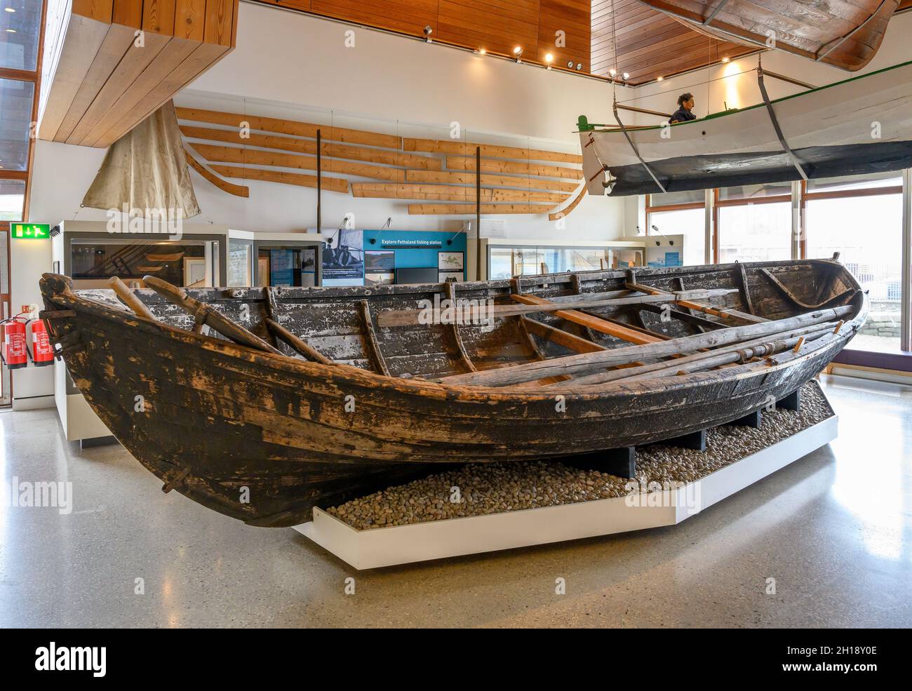 Un 'Sexareen', un'imbarcazione a remi a sei osate per la pesca d'altura, il Museo delle Shetland, Lerwick, Mainland, Shetland, Scozia, Regno Unito Foto Stock