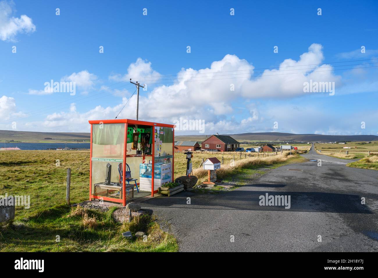 Unst Bus Shelter (Bobby's Bus Shelter), Unst, Shetland, Scozia, Regno Unito Foto Stock