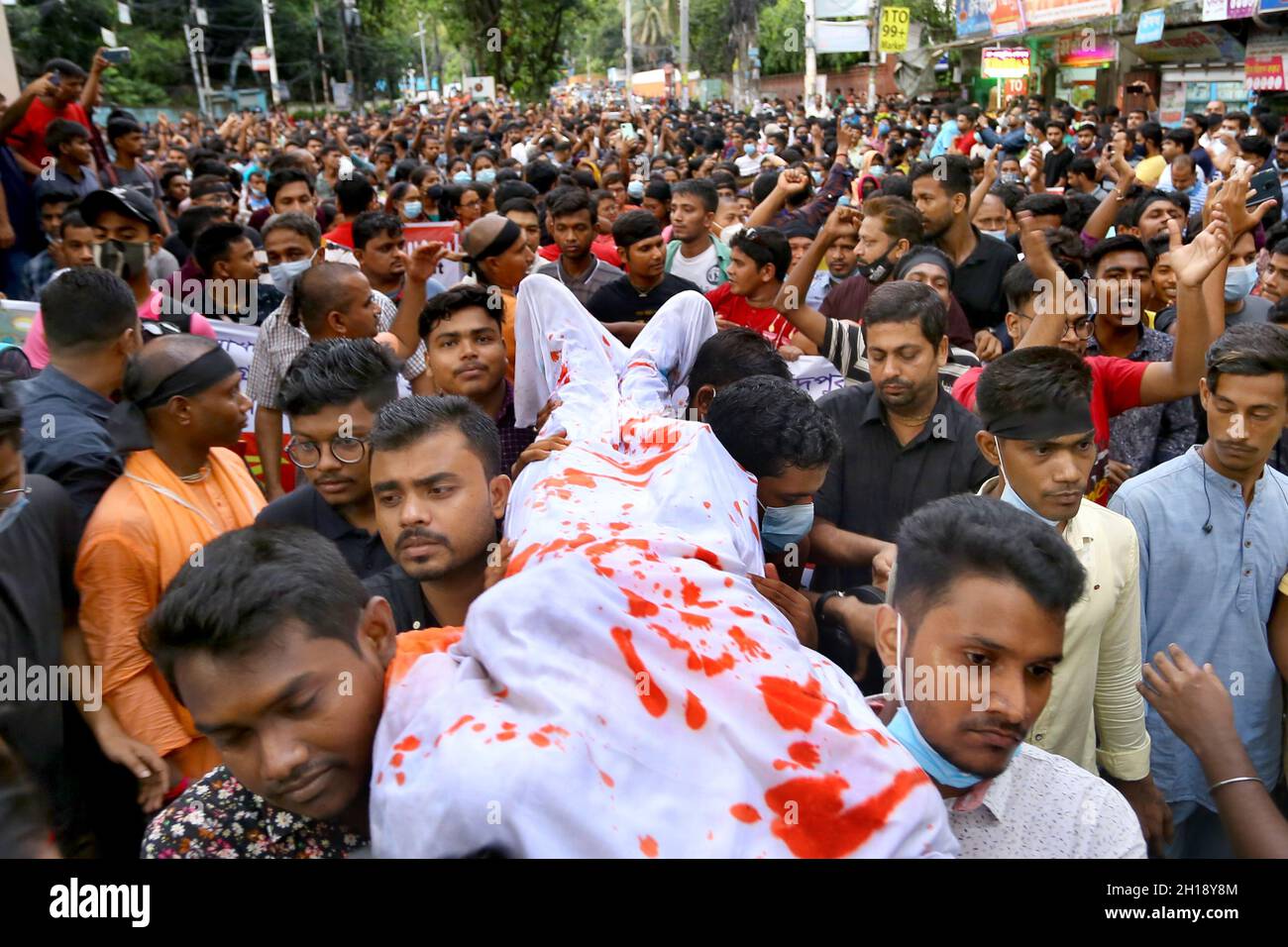 Chittagong, Chittagong, Bangladesh. 17 ottobre 2021. Cinque persone, tra cui un devoto dell'ISKON, sono state uccise in tutto il paese in un attacco da parte di musulmani radicali da Durga Puja fino ai giorni nostri. Durante Durga Puja, centinaia di case e templi indù in tutto il Bangladesh furono demoliti e questo gruppo radicale violentò una ragazza di 10 anni che morì oggi. Oggi, la comunità indù si è concentrata su questo tema e ha organizzato proteste in tutto il paese chiedendo la sicurezza degli indù. (Credit Image: © Subrata Dey/ZUMA Press Wire) Foto Stock