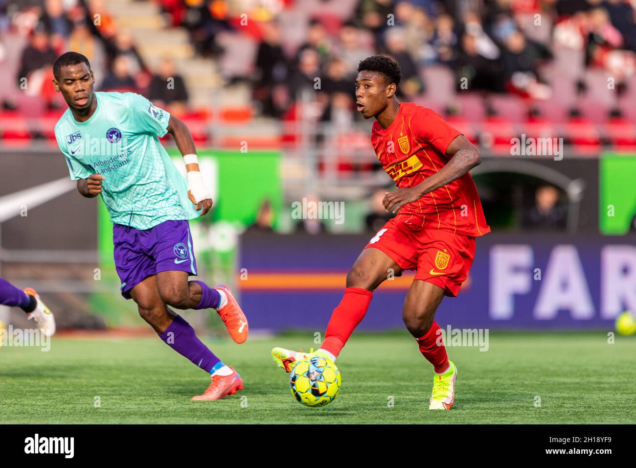 Farum, Danimarca. 17 ottobre 2021. Abu Francis (14) del FC Nordsjaelland visto durante la 3F Superliga partita tra FC Nordsjaelland e FC Midtjylland in diritto al Dream Park di Farum, Danimarca. (Photo Credit: Gonzales Photo/Alamy Live News Foto Stock