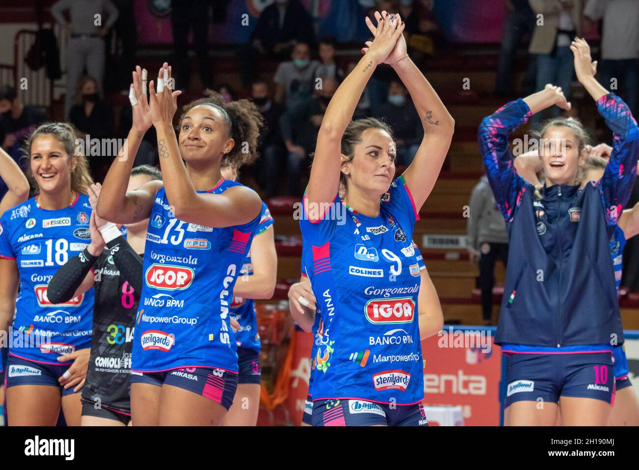 Pala Igor Gorgonzola, Novara, Italia, 17 ottobre 2021, Caterina Bosetti e Haleigh Washington (Igor Gorgonzola Novara) alla fine della partita durante Igor Gorgonzola Novara vs VBC ePiu Casalmaggiore - Pallavolo Serie Italiana A1 Donne Match Credit: Live Media Publishing Group/Alamy Live News Foto Stock