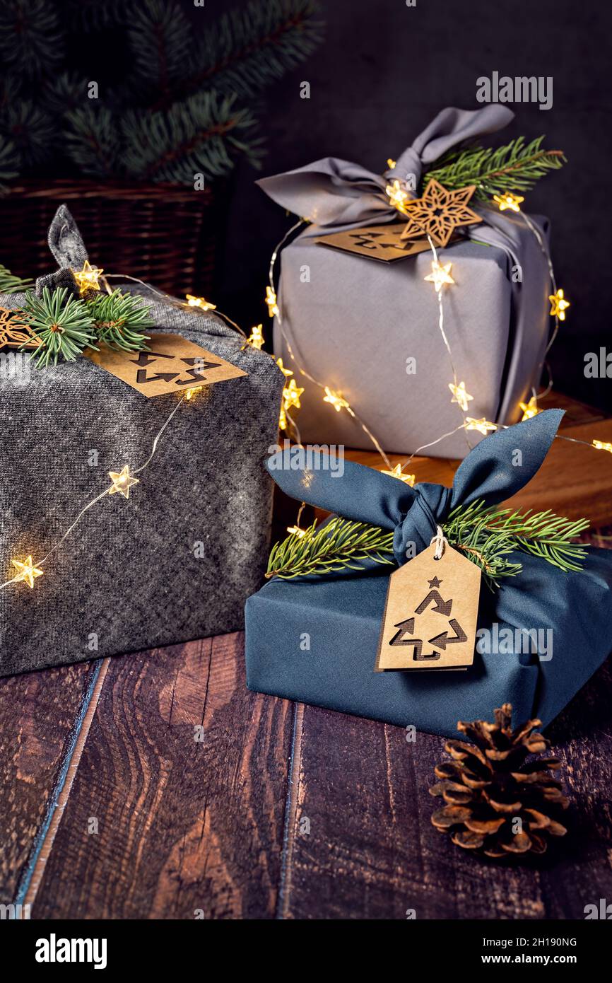 Zero rifiuti, eco-friendly, sostenibile stile furoshiki avvolto regali di Natale con una serie di stelle. Foto Stock