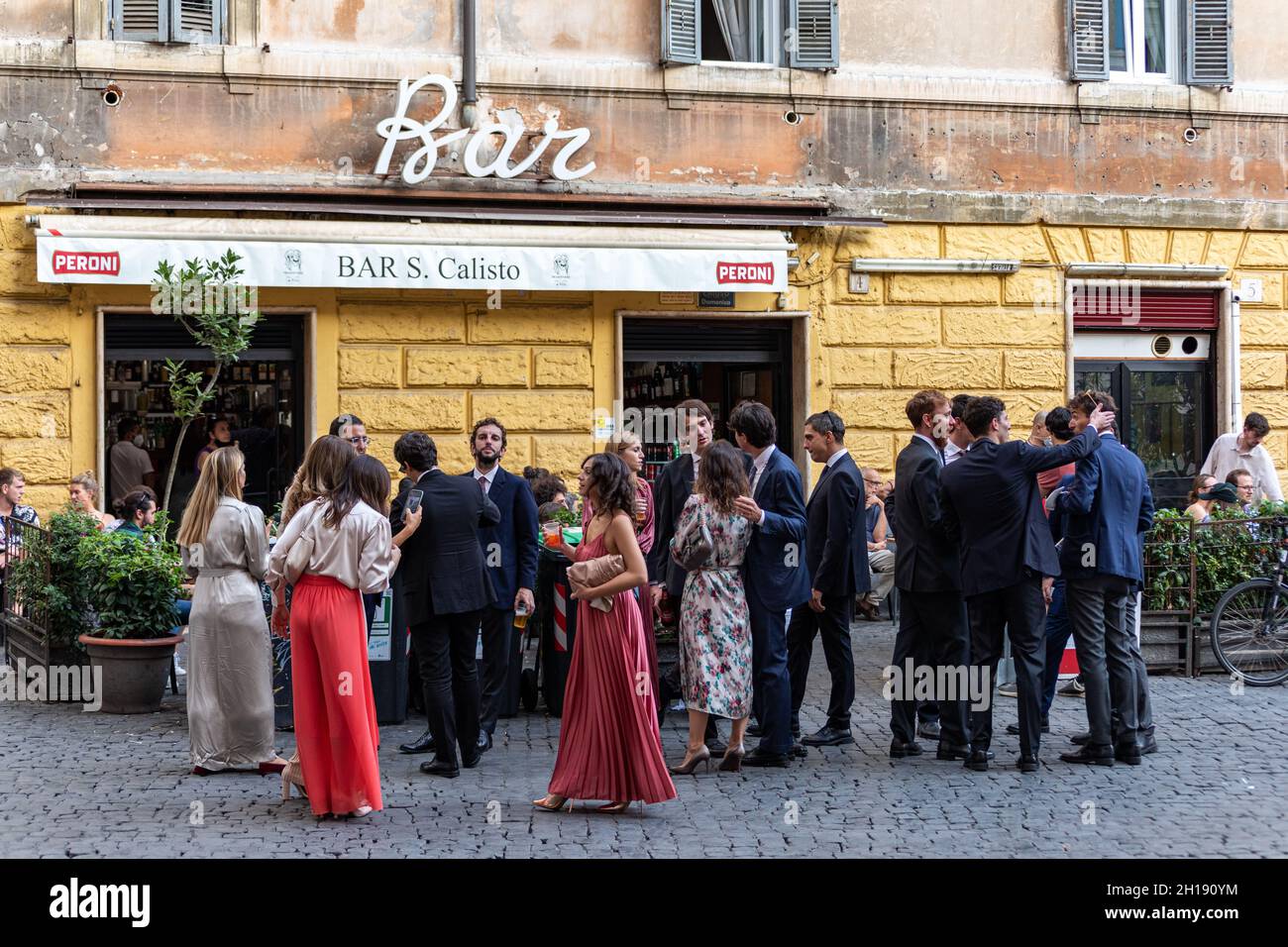 Le persone che gustano le bevande in Piazza di San Calisto di fronte al Bar S. Calisto nel quartiere di Trastevere di Roma Foto Stock