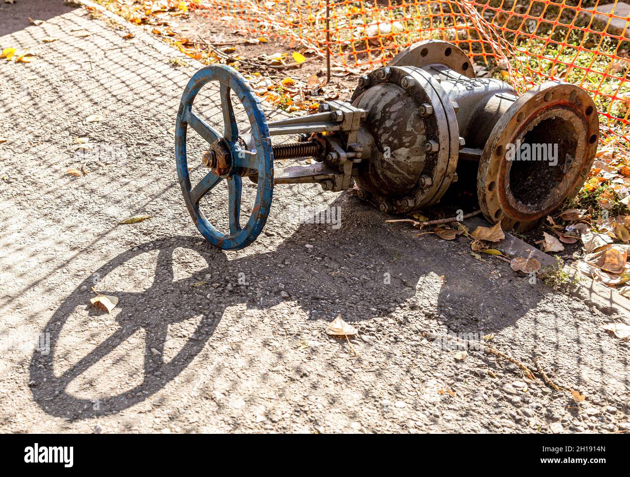 Valvola a saracinesca industriale di grandi dimensioni per tubi dell'acqua in cantiere Foto Stock