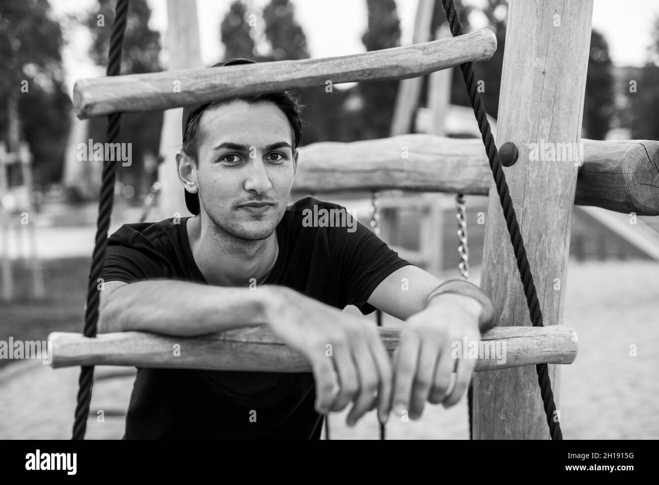 Ritratto di un giovane bell'uomo all'aperto. Foto in bianco e nero. Foto Stock
