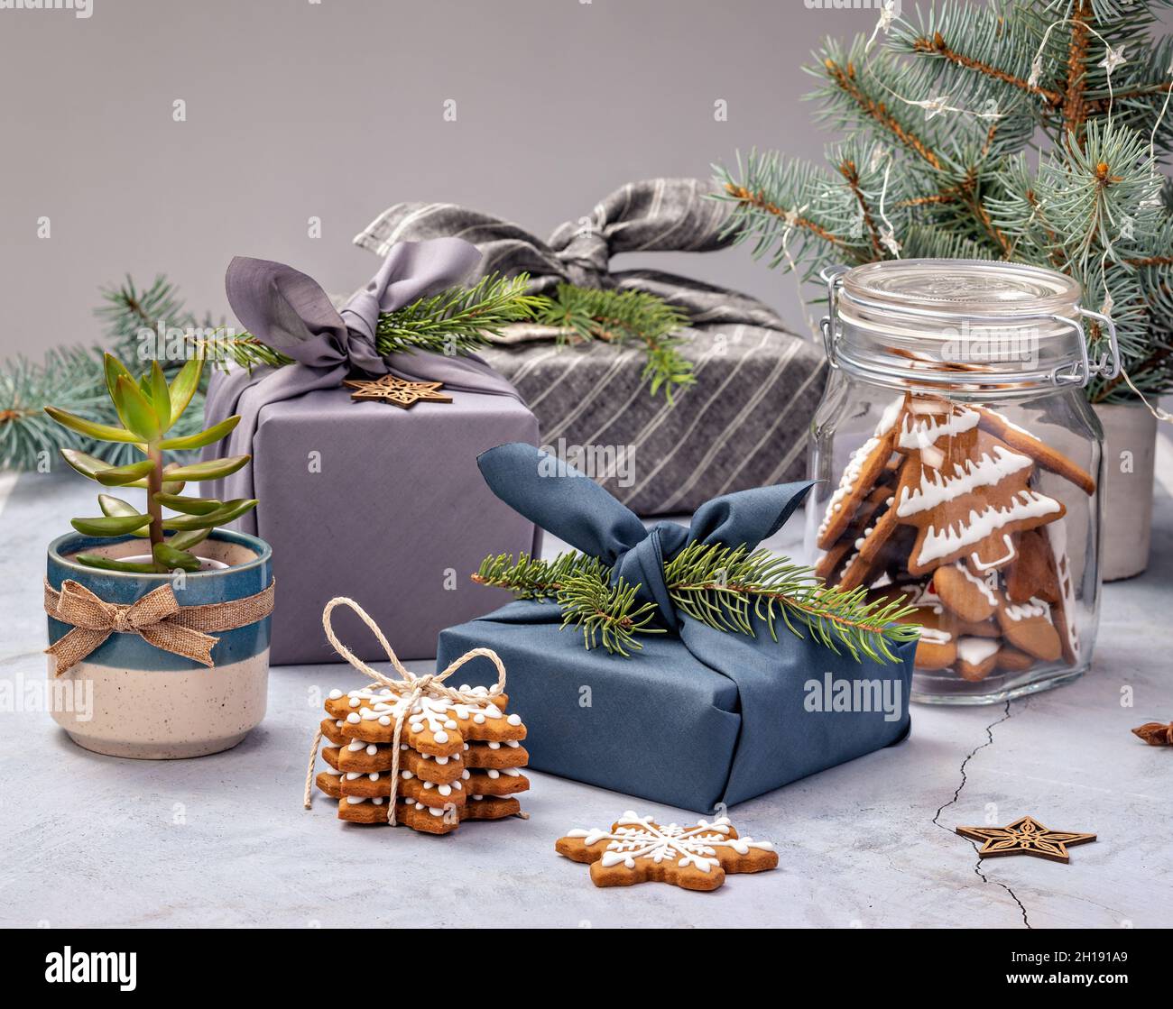 Concetto di vacanza ecologico. Furoshiki in tela avvolta regali per Natale Zero Waste. Foto Stock