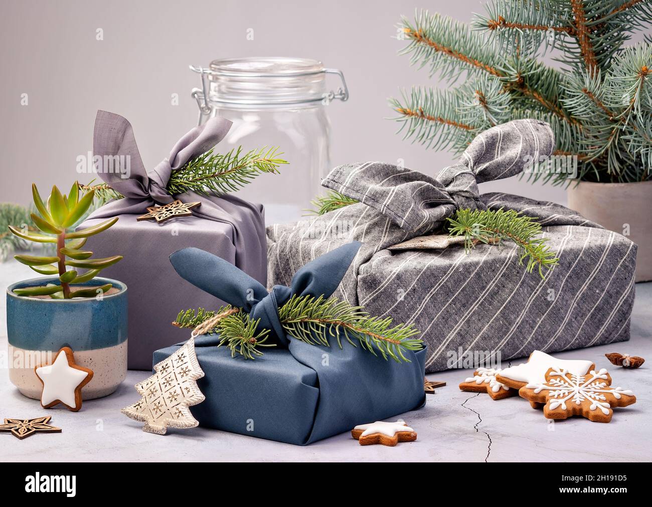 Concetto di vacanza ecologico. Furoshiki in tela avvolta regali per Natale Zero Waste. Foto Stock