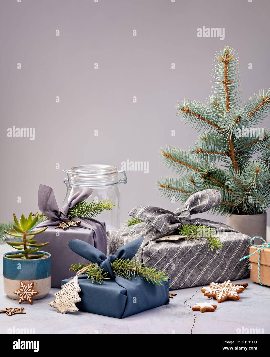 Concetto di vacanza ecologico. Furoshiki in tela avvolta regali per Natale Zero Waste. Foto Stock